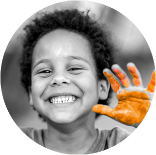 Bild mit Kind mit orangefarbener Hand / Handfarbe