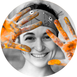 lachende Frau mit orange-farbenen Händen / Handfarbe